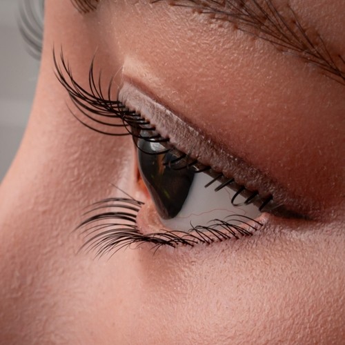 Implantierte Wimpern (+CHF59.-)